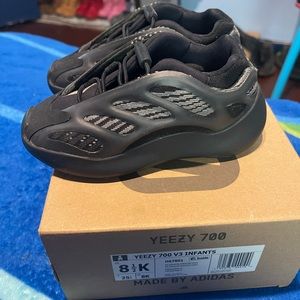 Alvah yeezy 700 V3 toddler